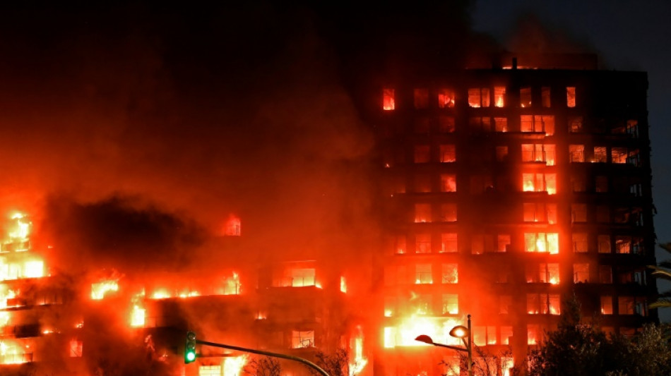 Incêndio devora edifício residencial em Valência, na Espanha, e deixa 13 feridos 