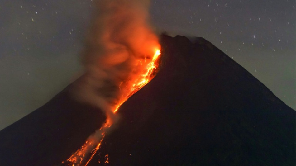 Le volcan indonésien Merapi en éruption crache de la lave en fusion