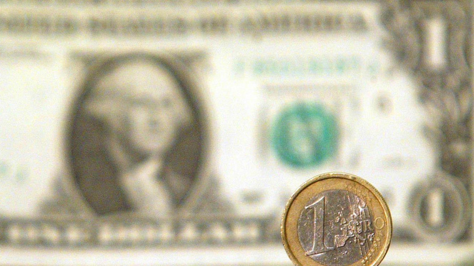 L'euro è in calo sul dollaro a 1,0545