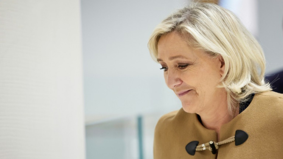  Marine Le Pen nega 'sistema' de desvio de fundos europeus 