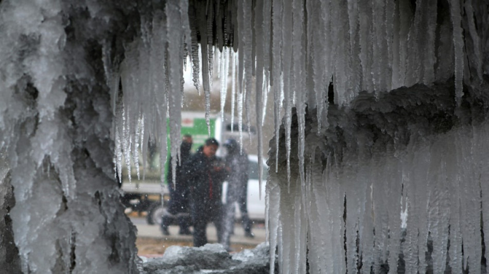  Migrantes enfrentam temperaturas negativas na fronteira com os EUA 