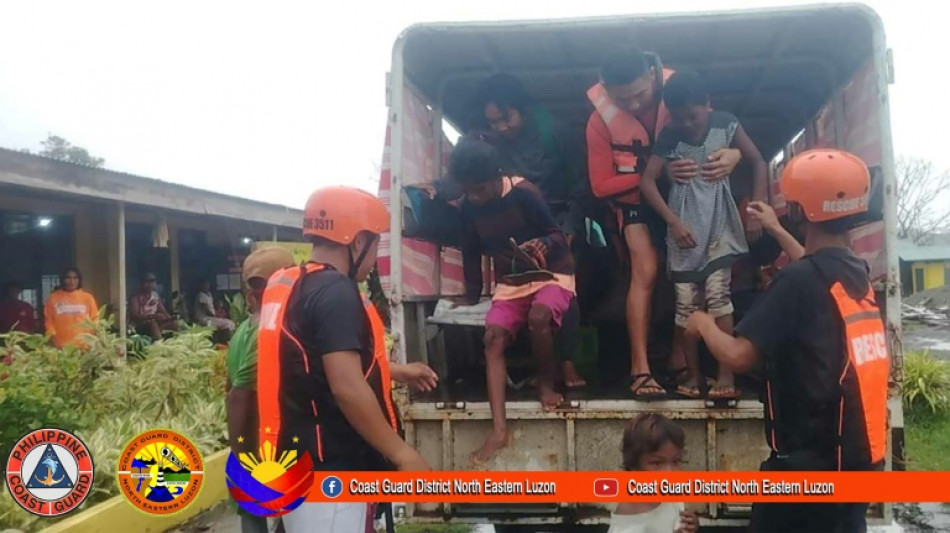 Thousands flee as Typhoon Usagi hits north of Philippines