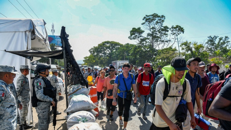  Centenas de migrantes deixam o México rumo à fronteira dos EUA 