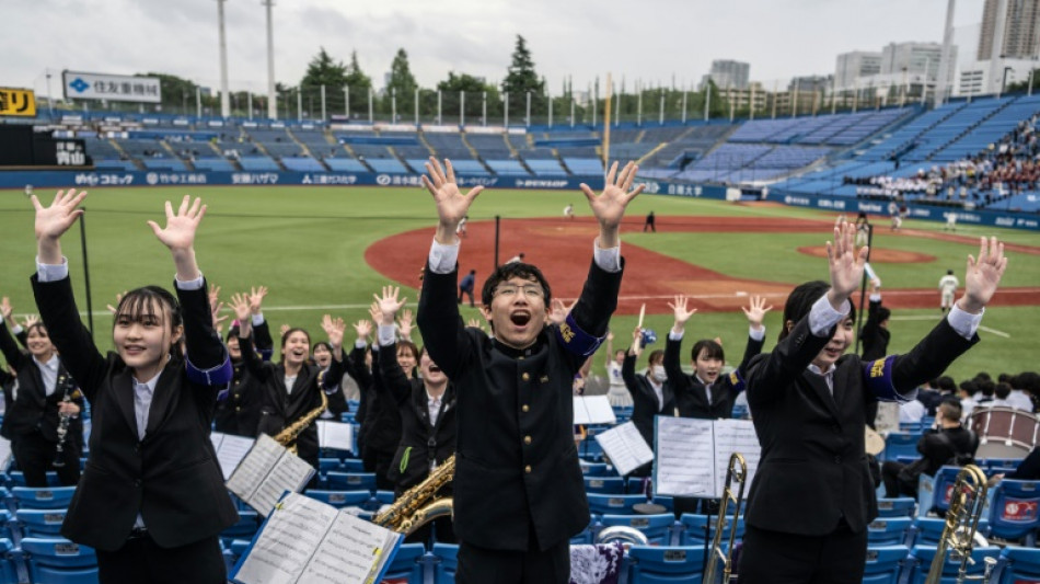 Japon: des "groupes d'encouragement" masculins se battent pour sauver leur tradition