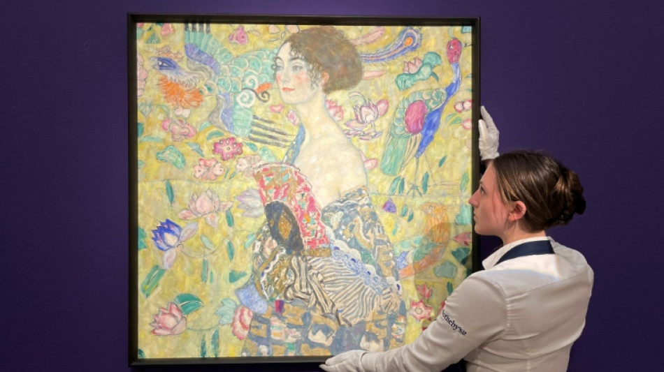 La "Dame à l'éventail" de Gustav Klimt s'arrache pour 74 millions de livres aux enchères, record d'Europe