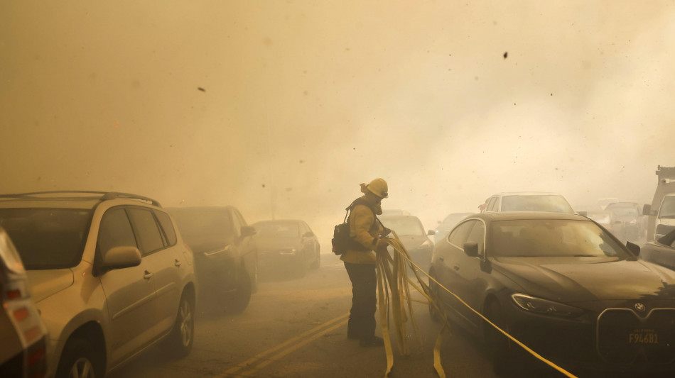  Stato di emergenza a Los Angeles, 30 mila sfollati per rogo 