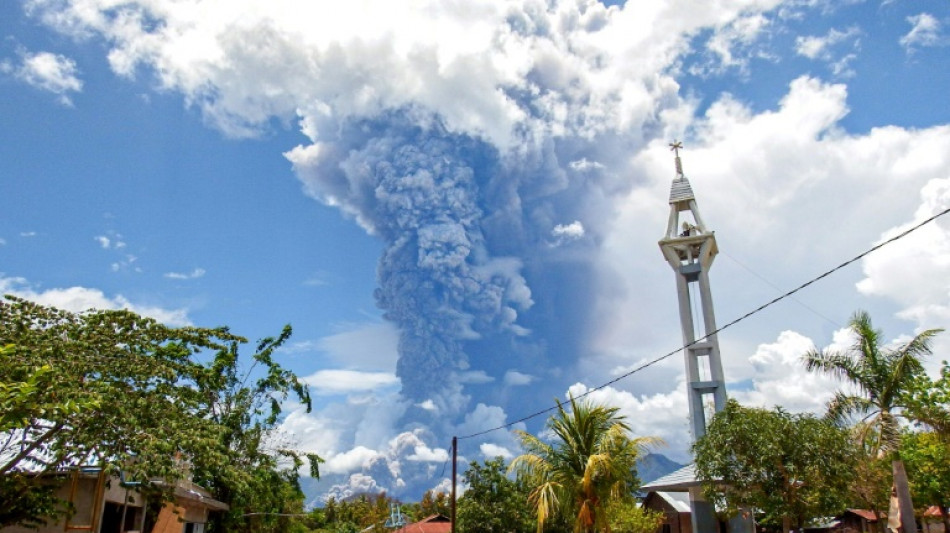 Indonésie: nuage de cendres de près de 8 kilomètres dans une nouvelle éruption du volcan Laki-Laki