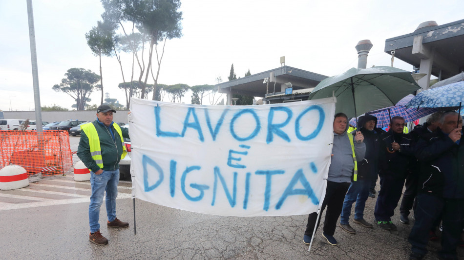 Stellantis, lavoratori di Cassino bloccano ancora i cancelli