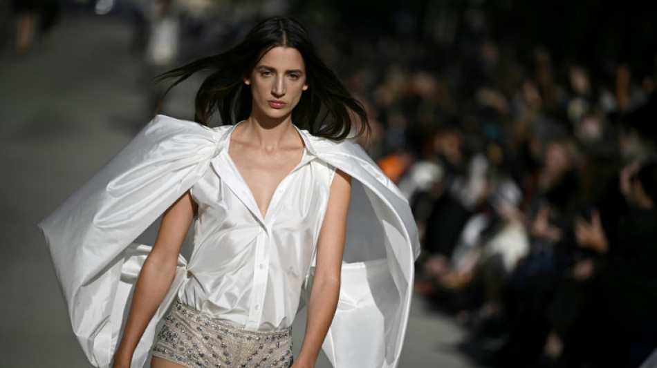 Menos roupas e menos cores na Semana de Moda de Paris