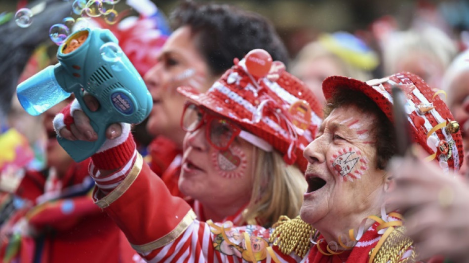 Straßenkarneval in rheinischen Hochburgen mit zehntausenden Feiernden begonnen