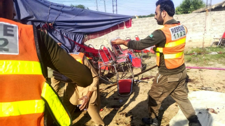 Explosão em comício deixa 44 mortos no Paquistão