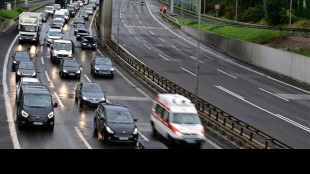 Klimademonstranten seilen sich von Autobahnbrücke bei Bremen ab