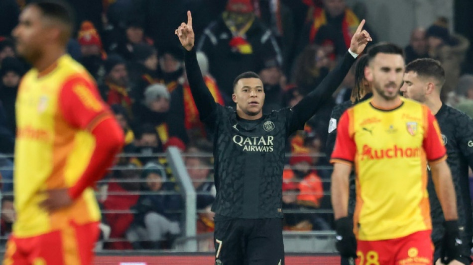 PSG vence Lens (2-0) e dispara na liderança do Francês