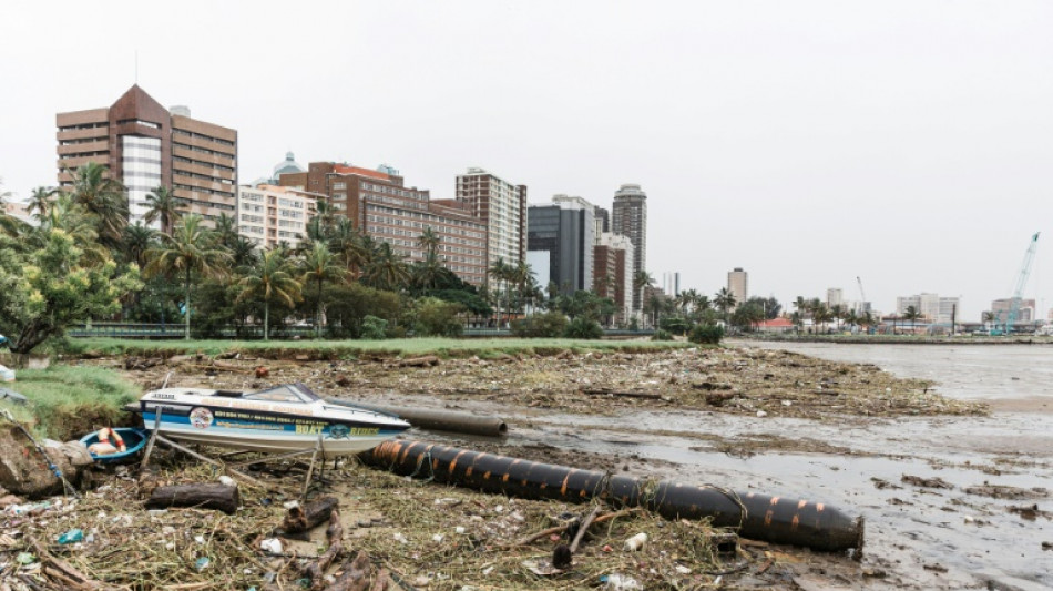 Una semana después del inicio de inundaciones en Sudáfrica aún hay cortes de agua y electricidad