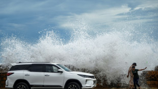 Rafales de vent et vagues : le cyclone Biparjoy touche terre en Inde