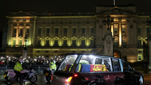 Los londinenses se lanzan a la calle para despedirse de Isabel II