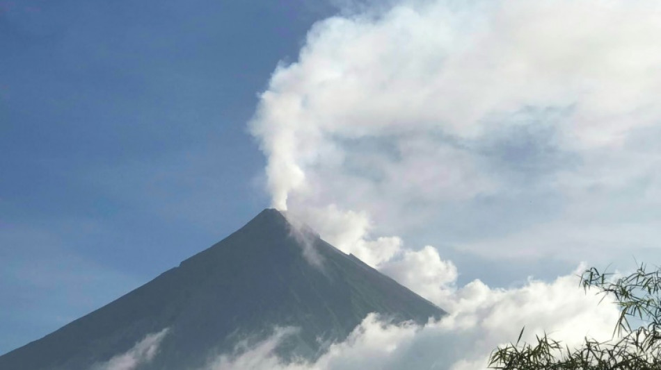 Philippines: un volcan crache cendres et gaz toxiques, des milliers d'évacués