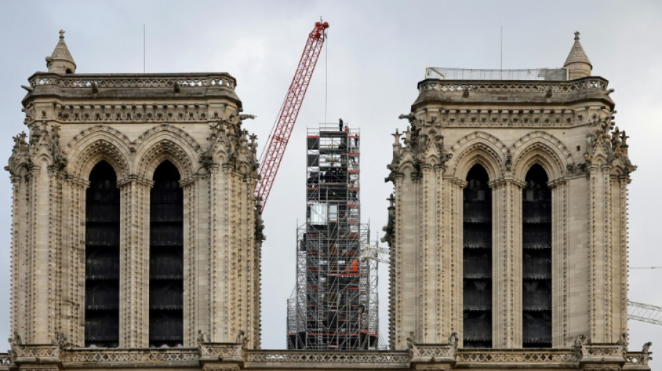 A un an de la réouverture, Macron tout en haut de la flèche de Notre-Dame de Paris