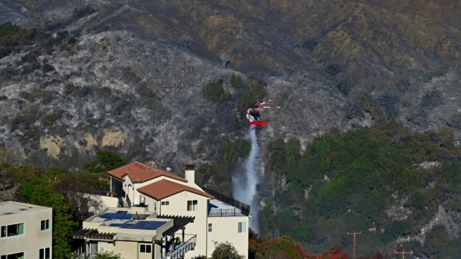  Incêndios continuam se propagando em Los Angeles 