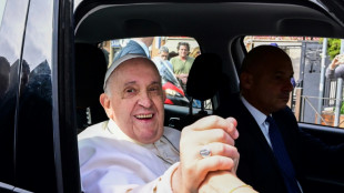 Le pape, tout juste sorti de l'hôpital, sur la place Saint-Pierre pour la messe des Rameaux