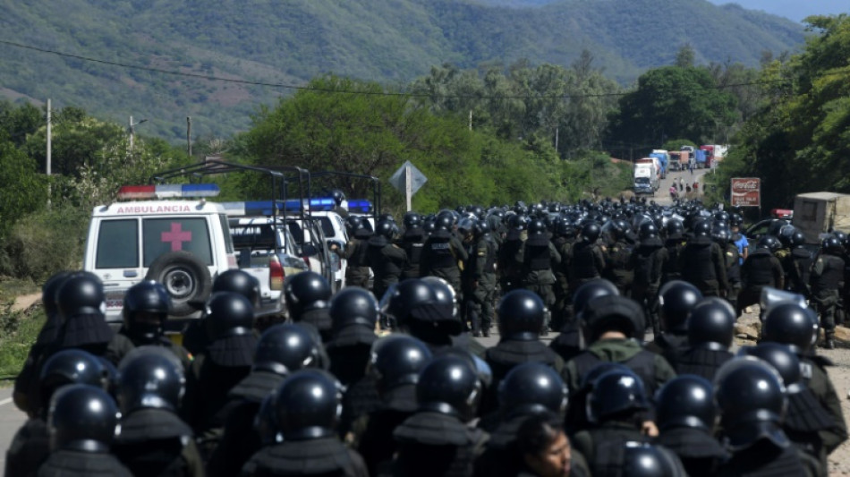  Efectivos despejan ruta vital de Bolivia que bloqueaban seguidores de Morales 