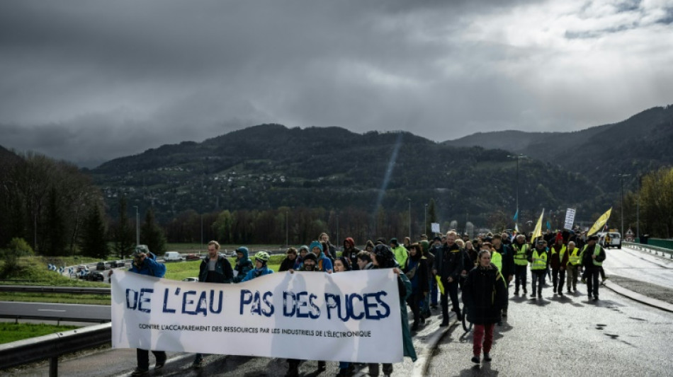 Ressource en eau : 800 personnes manifestent devant STMicroelectronics en Isère