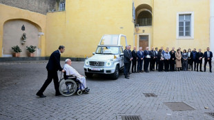 El papa Francisco recibe su primer "papamóvil" eléctrico de Mercedes Benz