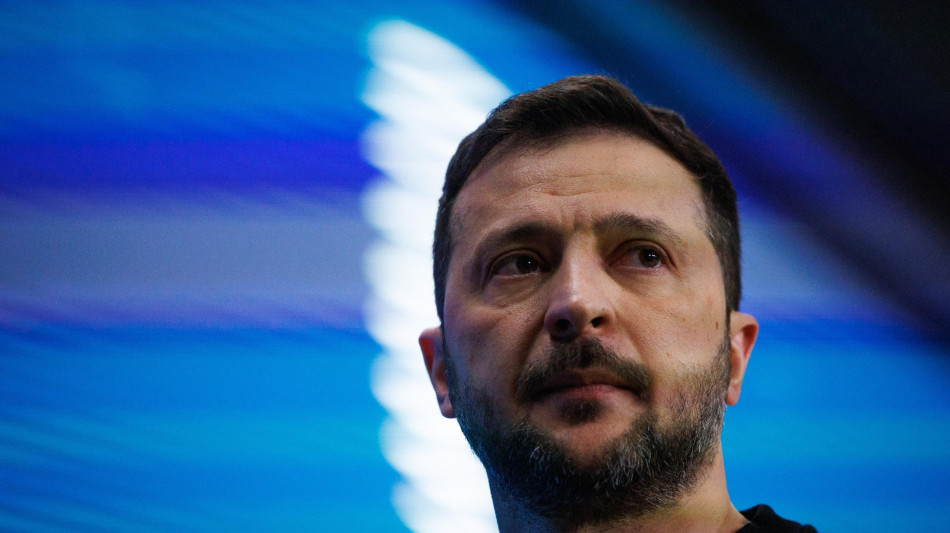  Zelensky, nel 2025 lottare su campo battaglia e negoziati 