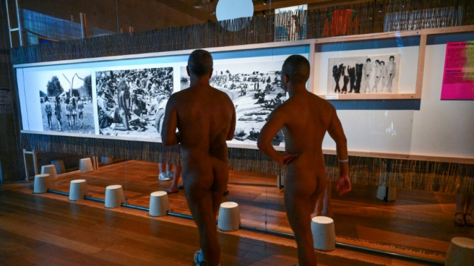 Visitantes nus em museu na França para descobrir os 'paraísos naturistas'
