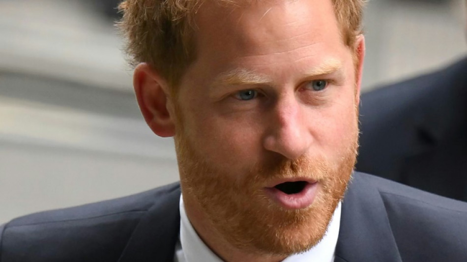 Le prince Harry fait condamner un tabloïd pour piratage de boîtes vocales 