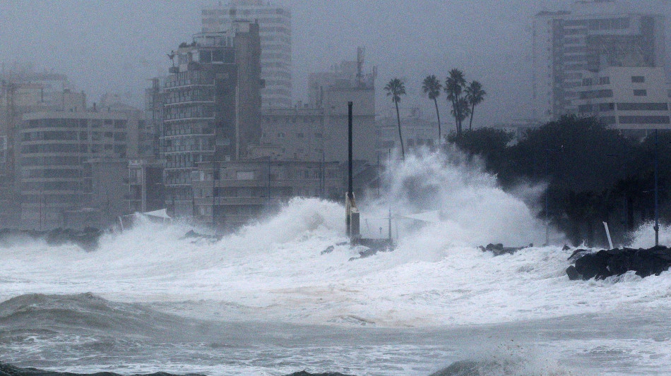 Una tempesta si abbatte sul Cile, la capitale Santiago al buio