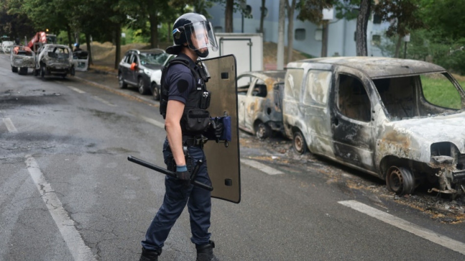 Ataque à casa de prefeito marca a quinta noite de distúrbios na França