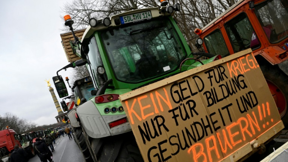 Barrikade mit Baumstämmen und Mist - Bauern blockieren Autobahn in Niedersachsen