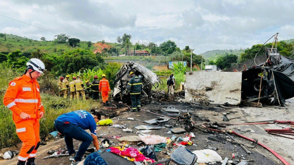 Número de mortos em acidente de ônibus em MG sobe para 41