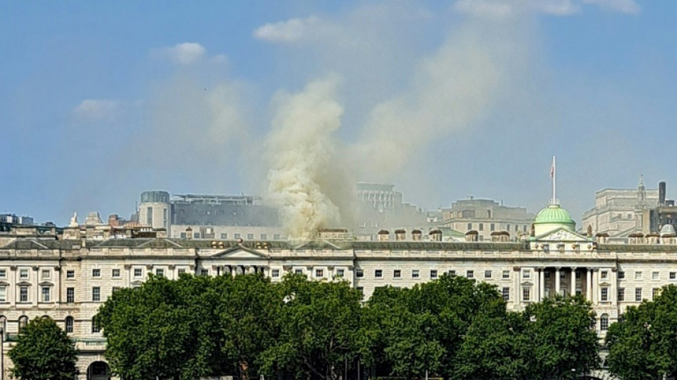 Bombeiros controlam incêndio em edifício histórico de Londres