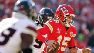 Mahomes shines as NFL-best Chiefs beat Texans to reach 14-1