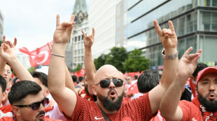 Wolfsgruß-Geste: Polizei unterbricht türkischen Fanmarsch