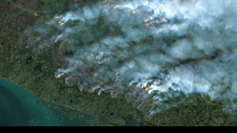 Carrera contrarreloj para evacuar a miles por incendio en el norte de Canadá