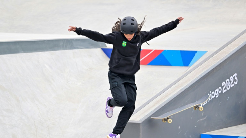 Rayssa Leal conquista medalha de ouro no skate street no Pan; Pâmela leva a prata