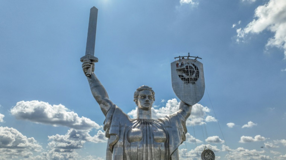 Foice e martelo são retirados de estátua em Kiev