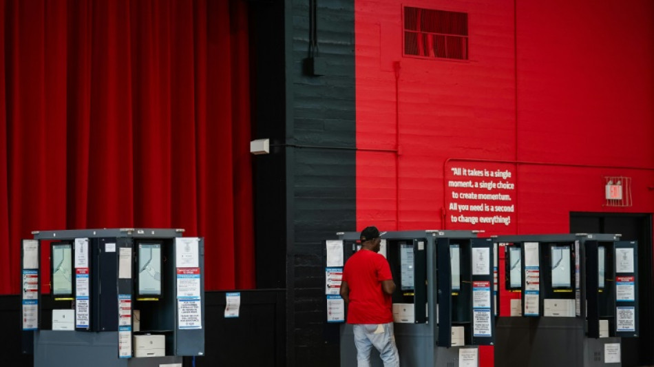  FBI alerta sobre falsas ameaças de bomba da Rússia em locais de votação nos EUA 