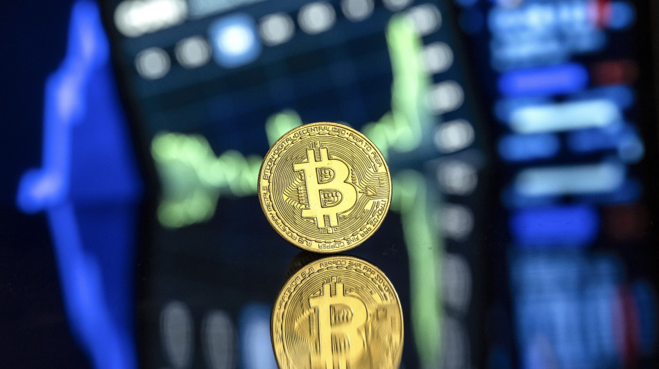 Bitcoin sotto i 100 mila dollari, i trader si proteggono