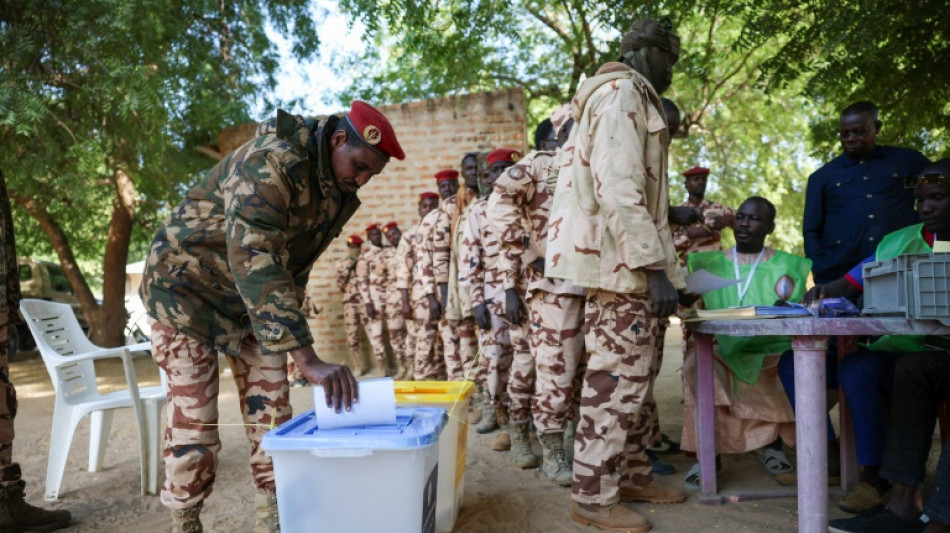  Elections au Tchad: militaires et nomades ouvrent le vote 