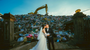 Una foto de novios frente a un basural para denunciar contaminación en Taiwán