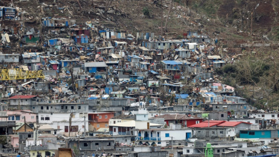 "Mayotte est morte": dans un quartier précaire de l'île, ruines et désolation