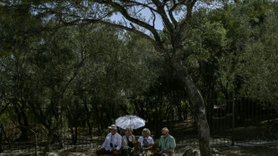 Travailler dehors, passer des examens, le quotidien difficile des Grecs assommés par la canicule