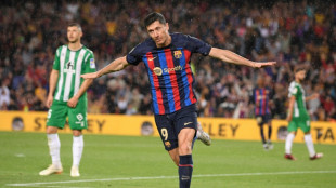 Barça goleia Betis (4-0) e se aproxima do título; Real Madrid vence com hat-trick de Benzema