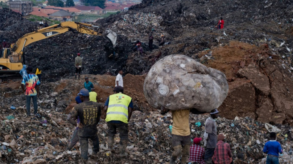 Aumentan a doce los muertos en el derrumbe de un vertedero en Uganda