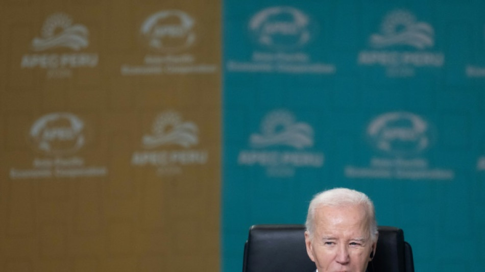  Un Biden affaibli tente de rassurer avant l'arrivée de Trump 