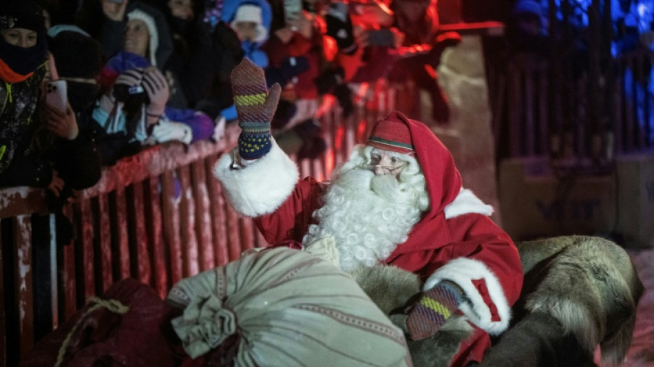  Le Père Noël espère boucler sa tournée de cadeaux à temps, traqué par l'armée américaine 